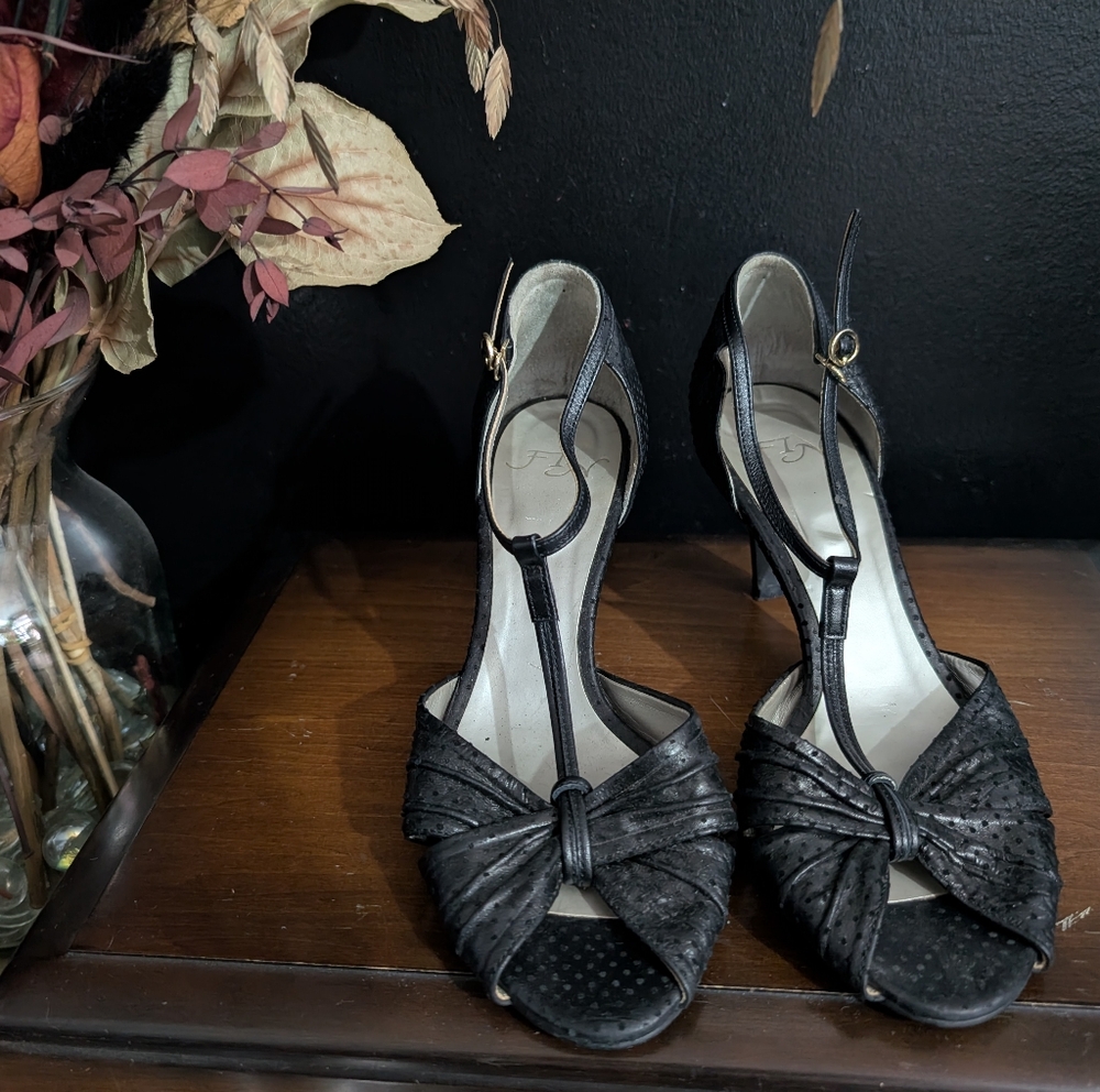 FIN black t-strap peep toe black leather sandals